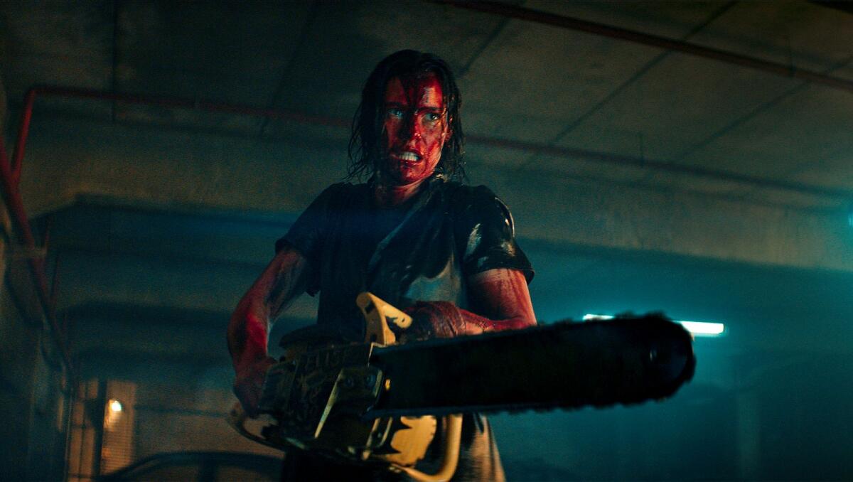 ليلي سوليفان في مشهد من فيلم Evil Dead Rise.