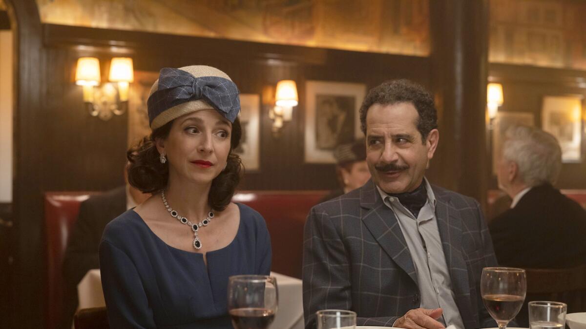 مارين هينكل ، إلى اليسار ، وطوني شلهوب في مشهد من فيلم The Marvelous Mrs.Maisel.