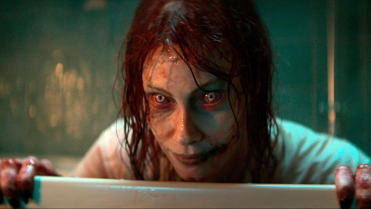 هذه الصورة التي نشرتها شركة Warner Bros. تظهر الصور أليسا ساذرلاند في مشهد من فيلم Evil Dead Rise (الصورة: AP)