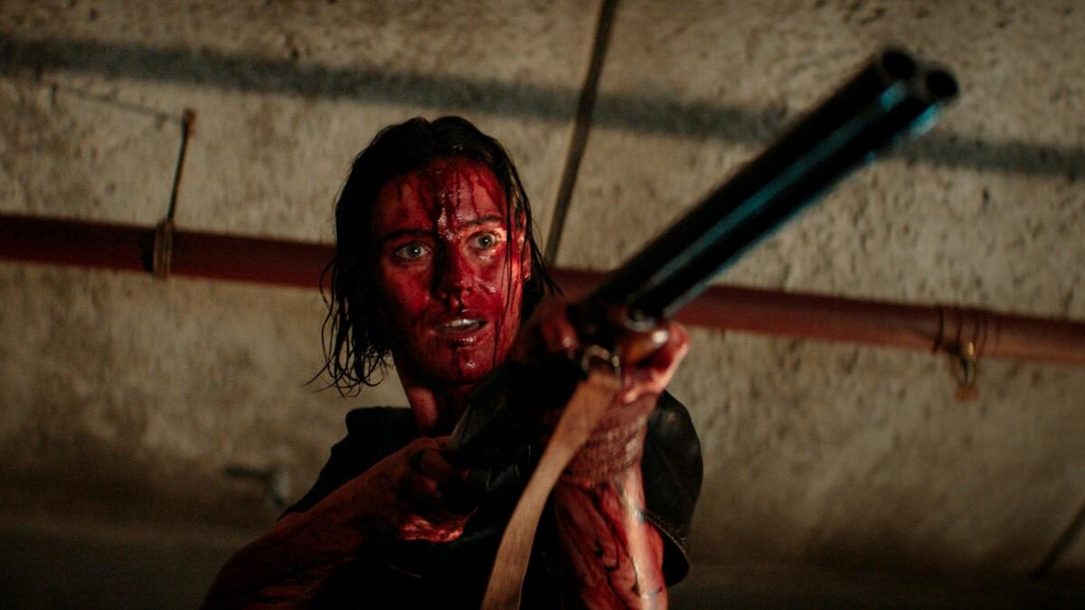 هذه الصورة التي أصدرتها شركة Warner Bros. تظهر الصور ليلي سوليفان في مشهد من فيلم Evil Dead Rise (الصورة: AP)