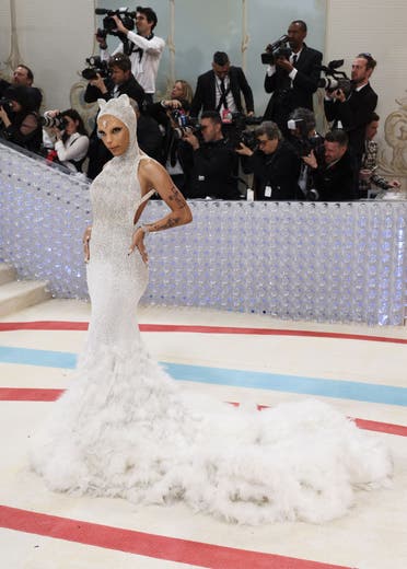 Doja Cat تقف في Met Gala.  (رويترز)