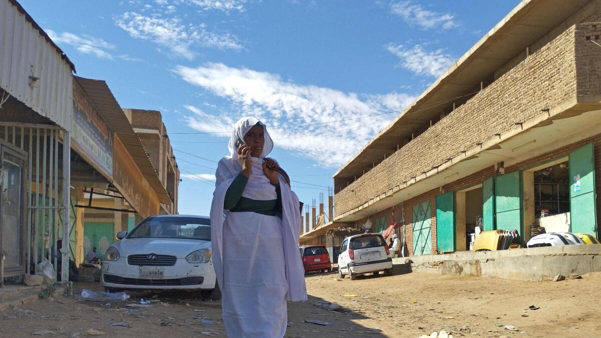 امرأة تمشي في الخرطوم يوم الثلاثاء مع احتدام قتال عنيف بين الجنرالات المتناحرين في السودان على الرغم من الهدنة الأخيرة.  - وكالة فرانس برس