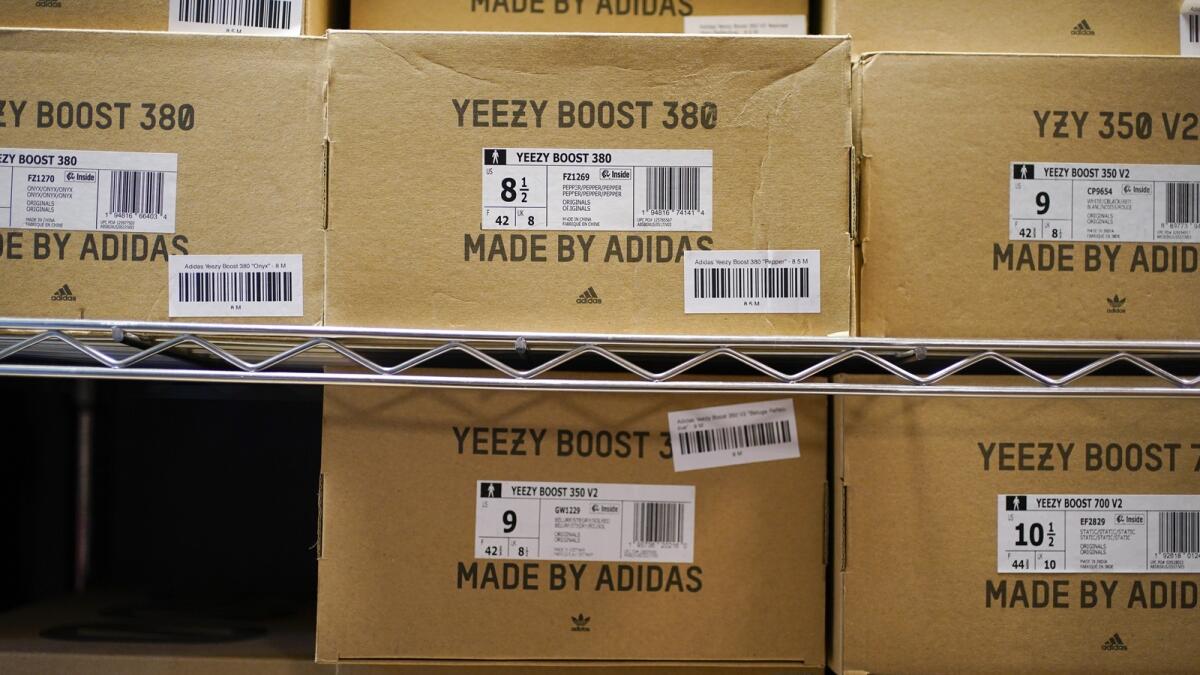 الصناديق التي تحتوي على أحذية Yeezy المصنوعة من Adidas شوهدت في Laced Up ، متجر إعادة بيع الأحذية الرياضية ، في باراموس ، نيو جيرسي.  أديداس عالقة مع أكوام من أحذية العلامة التجارية Yeezy الرائدة بعد إنهاء علاقتها مع Ye في أكتوبر بسبب تعليقاته المعادية للسامية وغيرها من التعليقات المسيئة على وسائل التواصل الاجتماعي وفي المقابلات.  - ا ف ب