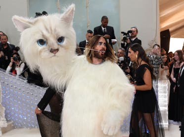 جاريد ليتو ، مرتديًا زي قط كارل لاغرفيلد Choupette ، يقف في Met Gala.  (رويترز)