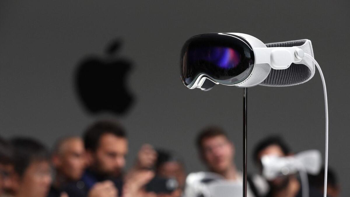 تُعرض سماعة رأس Apple Vision Pro الجديدة خلال مؤتمر Apple Worldwide Developers Conference.  - وكالة فرانس برس