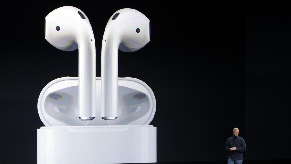 أعلن فيل شيلر ، نائب الرئيس الأول للتسويق العالمي في شركة Apple ، عن AirPods في عام 2016. - ملف AP