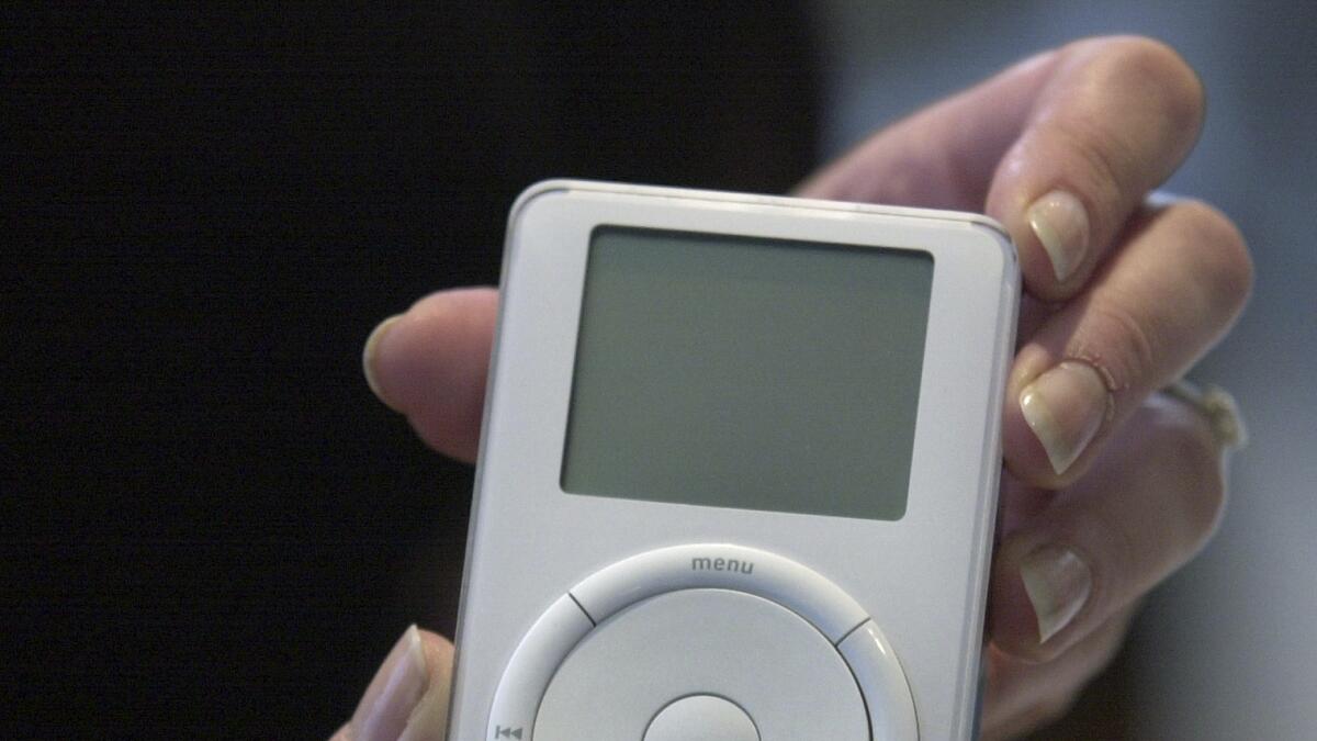 يتم عرض مشغل الموسيقى الرقمي الخاص بشركة Apple ، iPod ، بعد تقديمه في عام 2001. - ملف AP