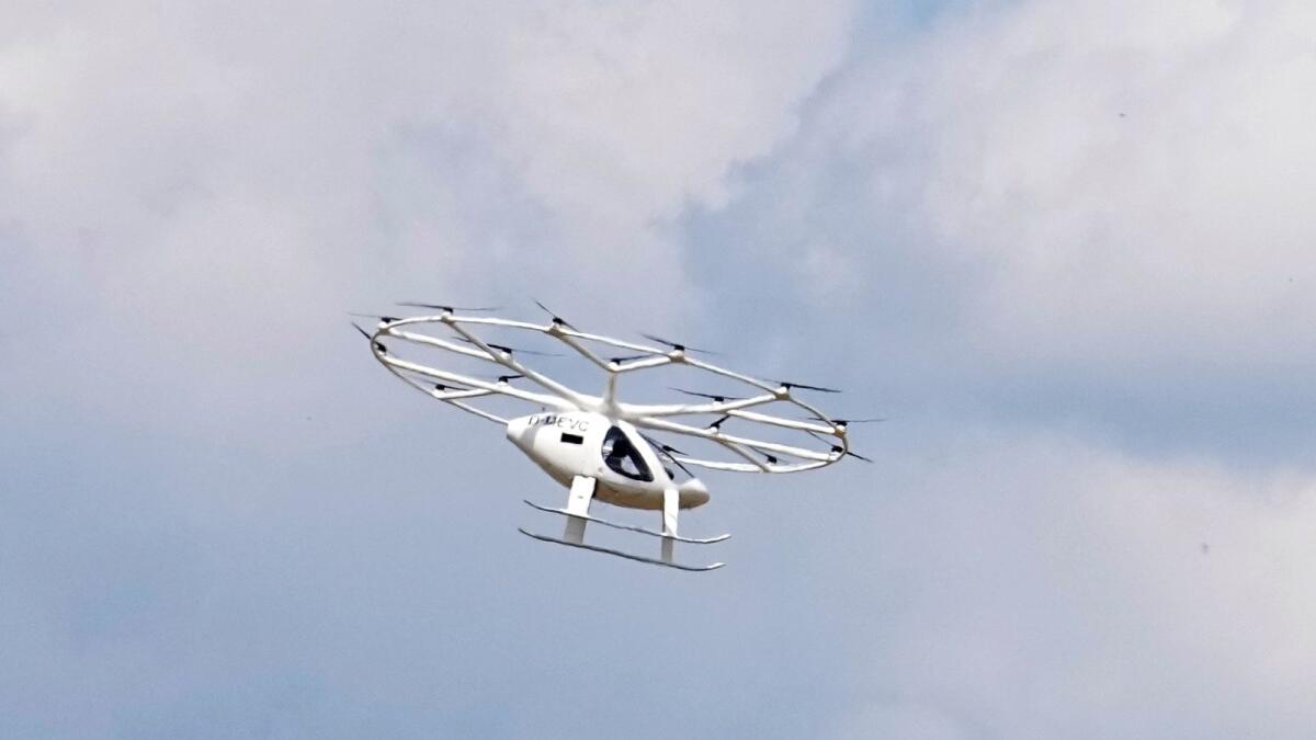 تقوم طائرة Volocopter 2X ، أو التاكسي الجوي VoloCity ، وهي طائرة كهربائية عمودية للإقلاع والهبوط ، برحلة توضيحية في معرض باريس الجوي ، يوم الأربعاء ، 21 يونيو ، 2023 في لو بورجيه ، شمال باريس.  - ا ف ب