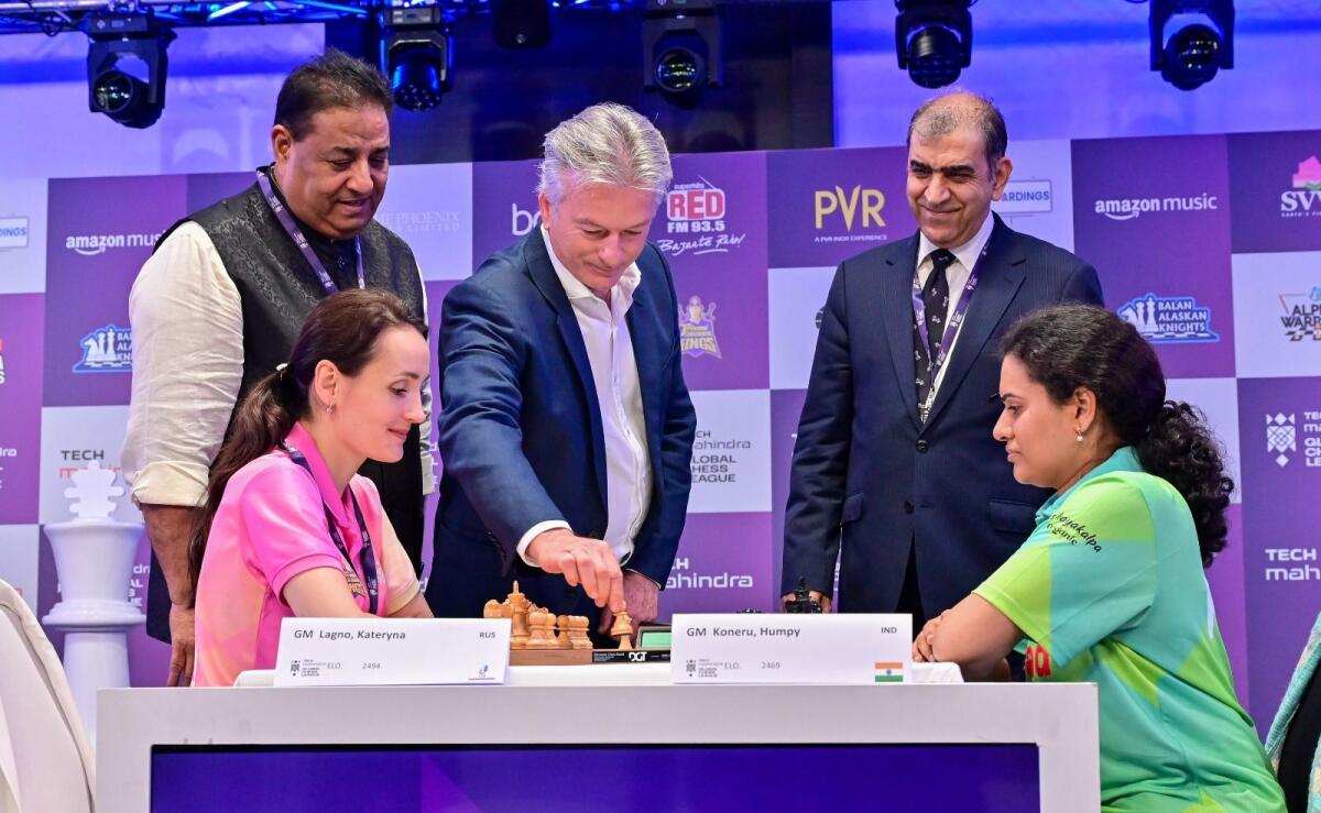 ستيف ووه ، لاعب كريكيت أسترالي يقوم بالخطوة الأولى مع مسؤولي GCL في Tech Mahindra Global Chess League الإماراتية بين Triveni Continental Kings vs upGrad Mumba Masters الذي أقيم في فندق Le Meridien في دبي - تصوير M. Sajjad