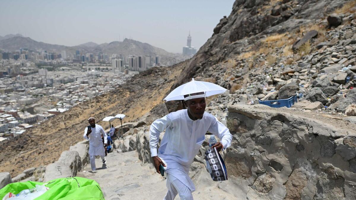 يصعد الحجاج منحدرات جبل النور لزيارة غار حراء في مكة المكرمة.  - وكالة فرانس برس