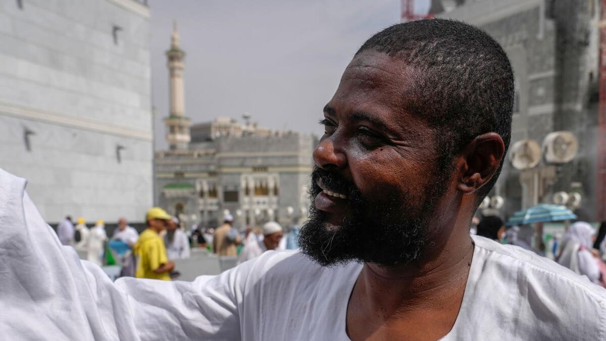 الحاج السوداني بدر إبراهيم ، من الخرطوم ، ينتظر خارج المسجد الحرام.  - ا ف ب