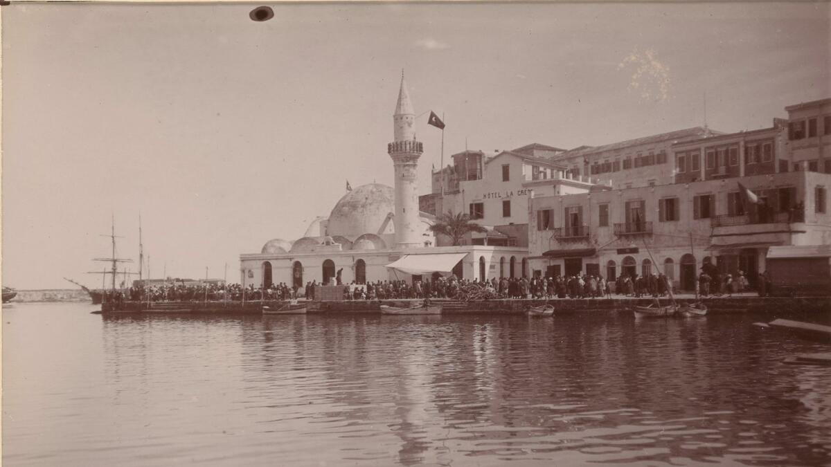 مسجد كوجوك حسن باشا ، مسجد عثماني سابق وقاعة عرض في جزيرة كريت باليونان.  (1898)