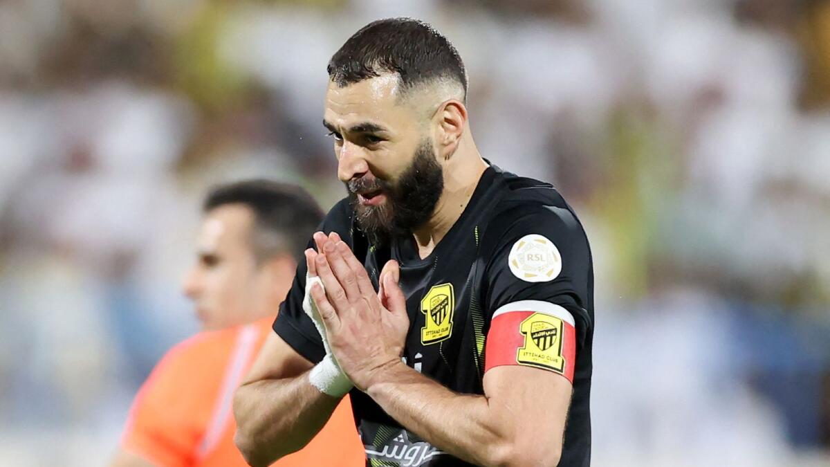 تحدث المهاجم الفرنسي كريم بنزيما خلال مباراة الاتحاد والأخدود في الدوري السعودي للمحترفين على ملعب الأمير الهذلول بن عبد العزيز في نجران.  – وكالة فرانس برس