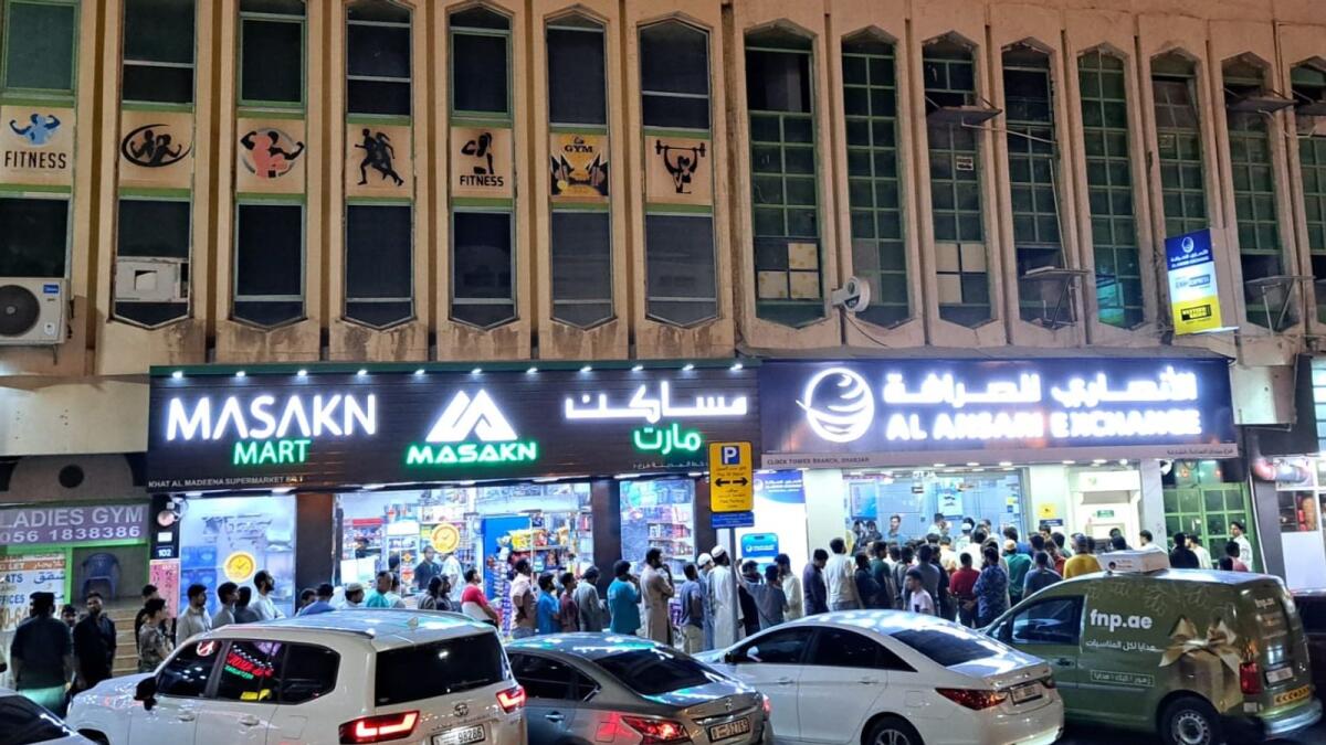 توافد الموظفين في شركة رولا الأنصاري للصرافة للتسجيل في برنامج التأمين ضد فقدان الوظيفة يوم السبت.  - الصورة بواسطة قارئ KT