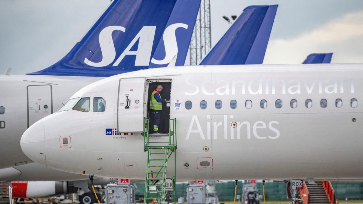 فني يعمل على متن طائرة SAS Airbus A320neo في مطار كاستروب، الدنمارك.  – ملف رويترز