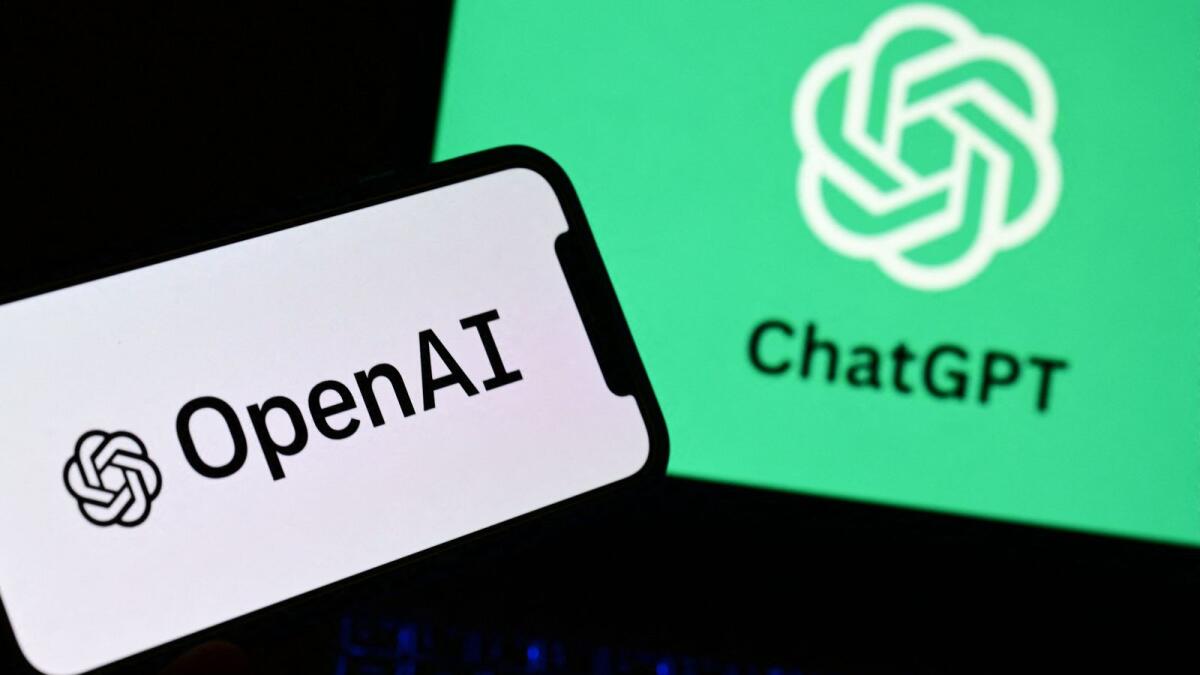 هاتف ذكي وكمبيوتر محمول يعرضان شعارات مختبر أبحاث الذكاء الاصطناعي OpenAI وروبوت ChatGPT.  – وكالة فرانس برس