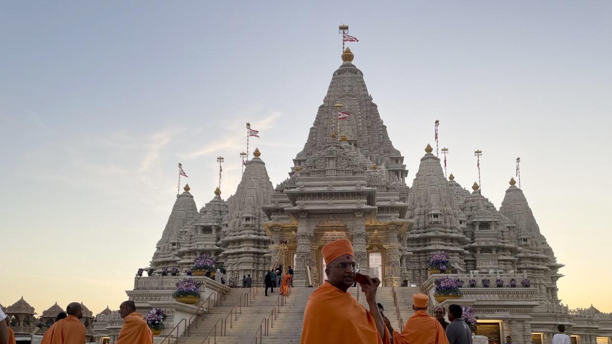 رهبان يرتدون أردية الزعفران يسيرون أمام BAPS Swaminarayan Akshardham في روبنزفيل، نيوجيرسي – AP