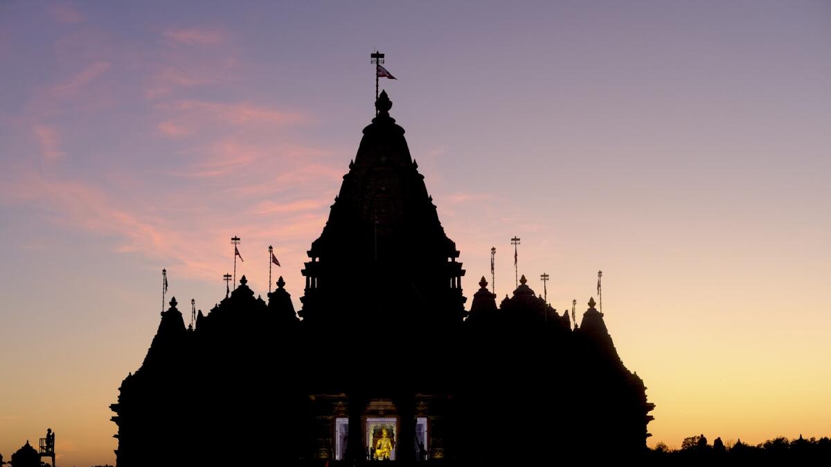 تغرب الشمس في BAPS Swaminarayan Akshardham.  — ا ف ب