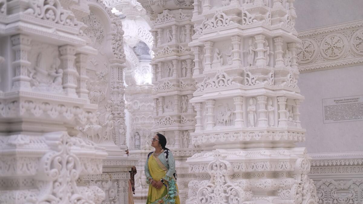 امرأة معجبة بالهندسة المعمارية المعقدة لـ BAPS Swaminarayan Akshardham.  — ا ف ب