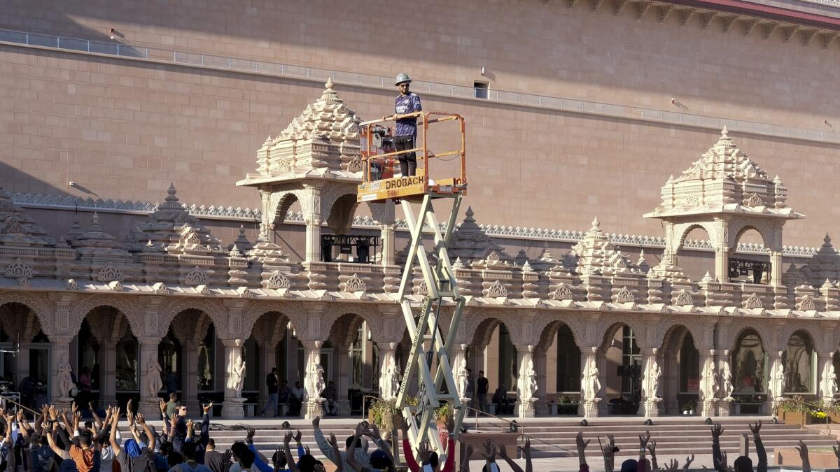 يمارس المصلون روتينًا لحفل التكريس الكبير لـ BAPS Swaminarayan Akshardham.  — ا ف ب