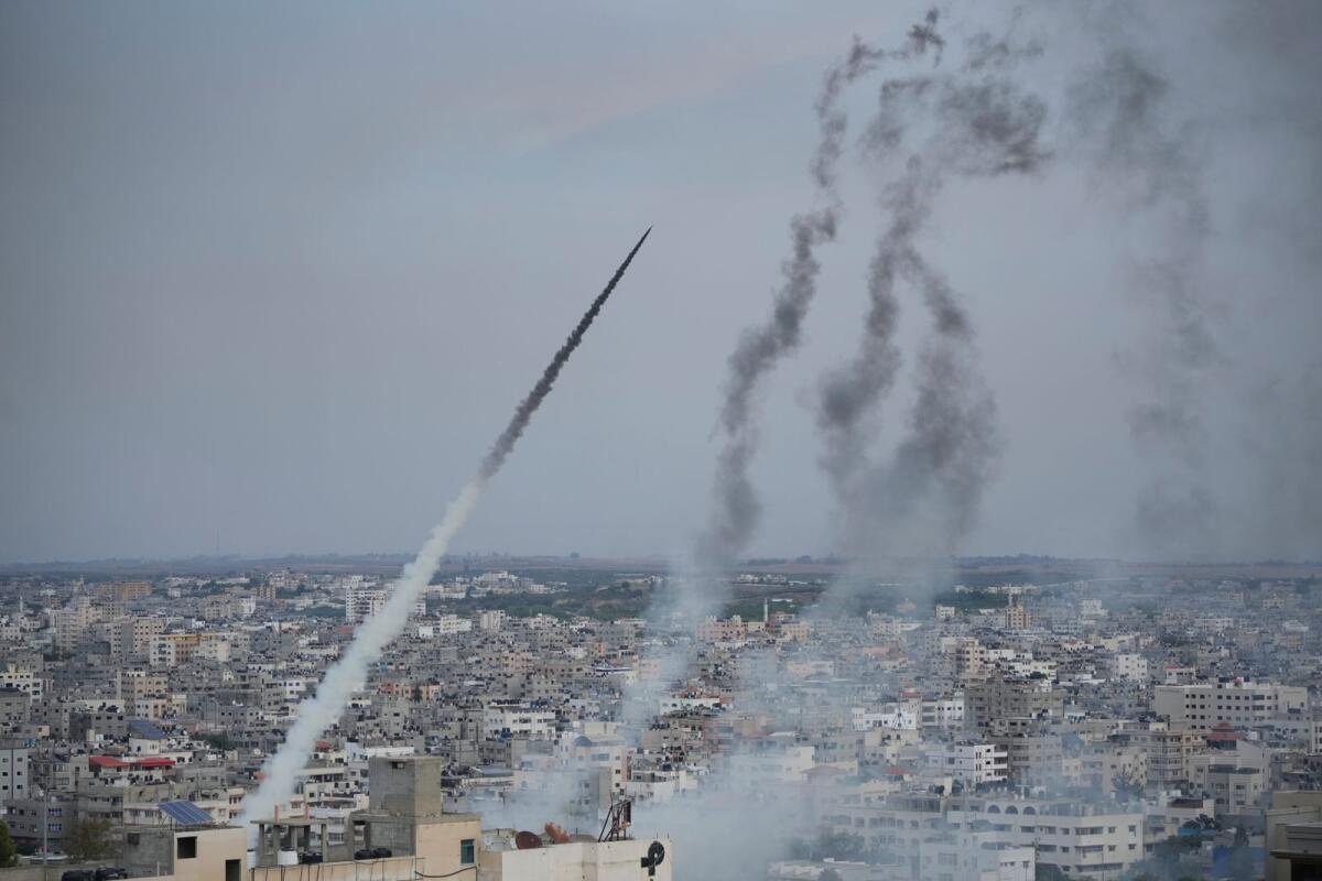 إطلاق صواريخ من قبل مسلحين فلسطينيين من قطاع غزة باتجاه إسرائيل، في غزة، السبت 7 أكتوبر 2023. الصورة: AP