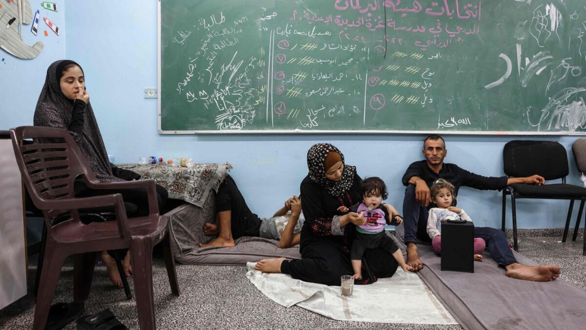 الصورة: الفلسطينيون الفارون من الغارات الجوية الإسرائيلية يلجأون إلى مدرسة تديرها الأمم المتحدة في مدينة غزة في 8 أكتوبر 2023. AFP