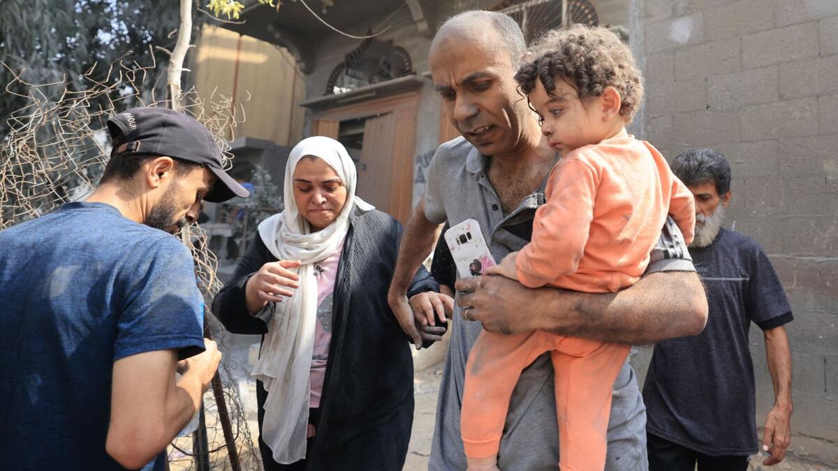 الصورة: الفلسطينيون يخلون المنطقة بعد غارة جوية إسرائيلية على المسجد السوسي في مدينة غزة في 9 أكتوبر 2023. AFP