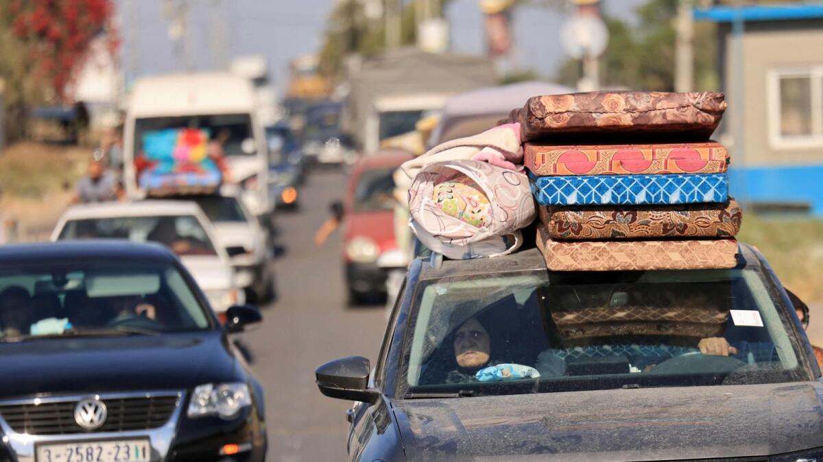 عائلات فلسطينية تهرب مع أمتعتها بعد تحذير الجيش الإسرائيلي بمغادرة منازلهم والتحرك جنوبا قبل الهجوم البري المتوقع في مدينة غزة.  – وكالة فرانس برس