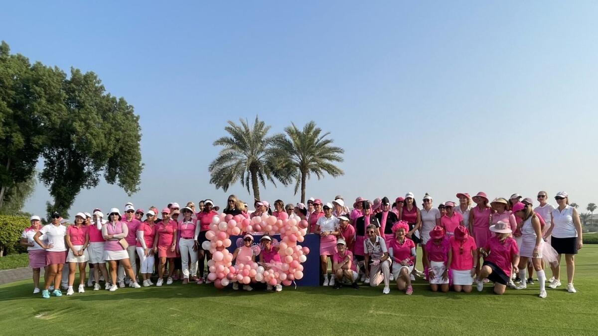 الملعب الكامل للاعبات الجولف قبل الانطلاق في بطولة Pink Ladies Day لعام 2023 - للتوعية بسرطان الثدي في نادي مونتغمري للجولف.. - الصورة المتوفرة