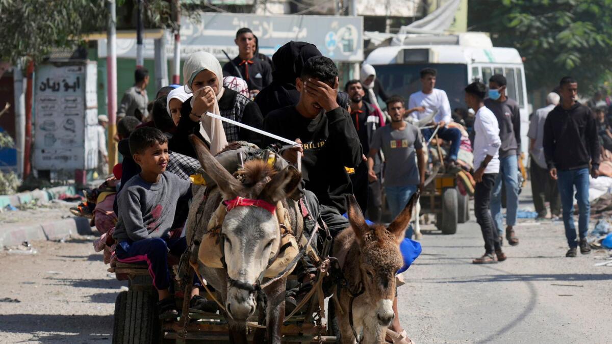 الفلسطينيون يفرون من شمال غزة إلى الجنوب بعد أن أصدر الجيش الإسرائيلي تحذيرا غير مسبوق بالإخلاء.  الصورة: ا ف ب