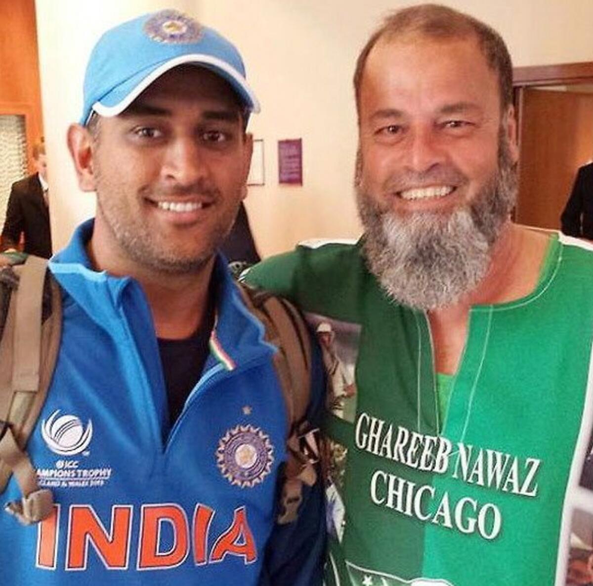 محمد بشير مع MS Dhoni