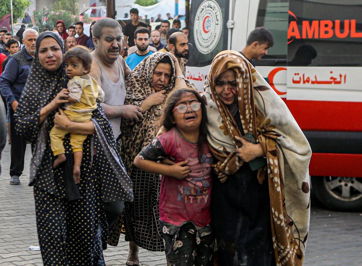 الجرحى الفلسطينيون يصلون إلى مستشفى الشفاء، عقب الغارات الجوية الإسرائيلية على مدينة غزة، وسط قطاع غزة، الاثنين 16 أكتوبر 2023. الصورة: AP