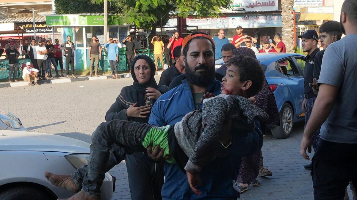 نقل طفل فلسطيني أصيب في قصف إسرائيلي إلى مستشفى في دير البلح بقطاع غزة يوم الأربعاء.  — ا ف ب