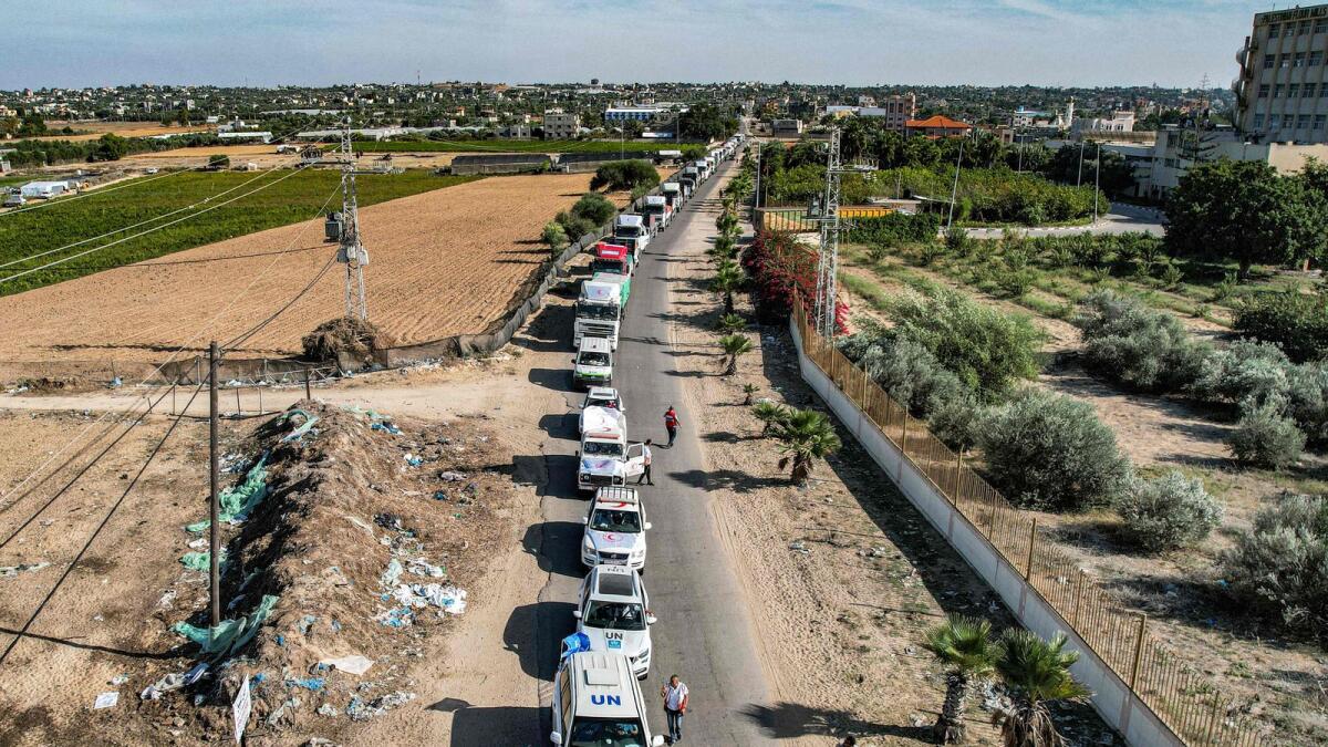 شاحنات المساعدات الإنسانية تصل إلى أحد مرافق التخزين في خان يونس جنوب قطاع غزة قادمة من مصر بعد عبورها عبر معبر رفح.  – وكالة فرانس برس