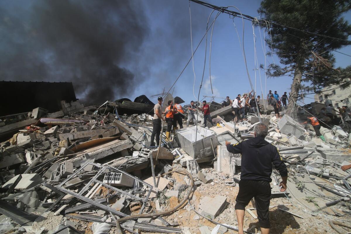 فلسطينيون يبحثون عن ناجين من القصف الإسرائيلي على قطاع غزة في رفح يوم الاثنين 23 أكتوبر 2023. الصورة: AP