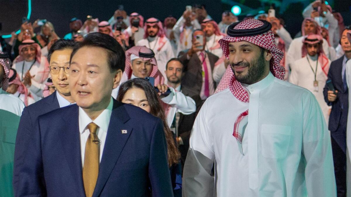 ولي العهد السعودي الأمير محمد بن سلمان (يمين) ورئيس كوريا الجنوبية يون سوك يول يحضران الجلسة الافتتاحية لمؤتمر مبادرة مستقبل الاستثمار السعودي في الرياض.  – رويترز