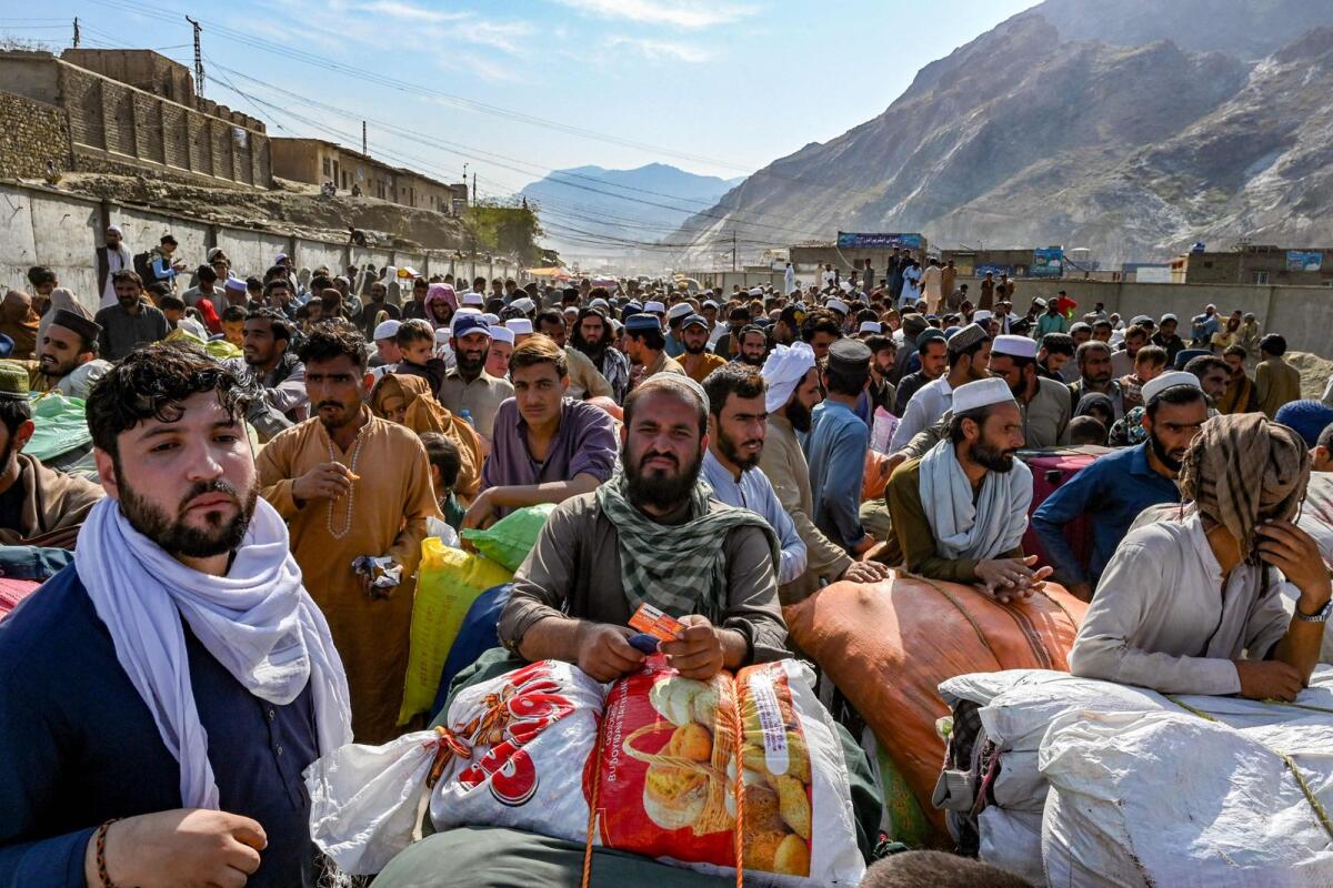 لاجئون أفغان ينتظرون في طابور لعبور الحدود الباكستانية الأفغانية في تورخام في 27 أكتوبر 2023. – وكالة فرانس برس