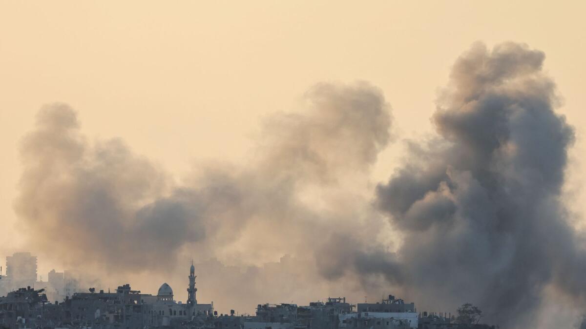 صورة التقطت من الجانب الجنوبي الإسرائيلي من الحدود مع قطاع غزة تظهر الدخان يتصاعد بعد القصف الإسرائيلي لمنطقة في القطاع الفلسطيني.  – وكالة فرانس برس