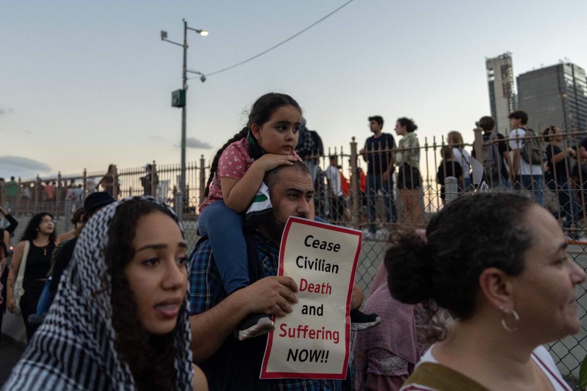 أشخاص يعبرون جسر بروكلين أثناء مشاركتهم في مظاهرة لدعم الشعب الفلسطيني في نيويورك في 28 أكتوبر 2023. الصورة: وكالة فرانس برس