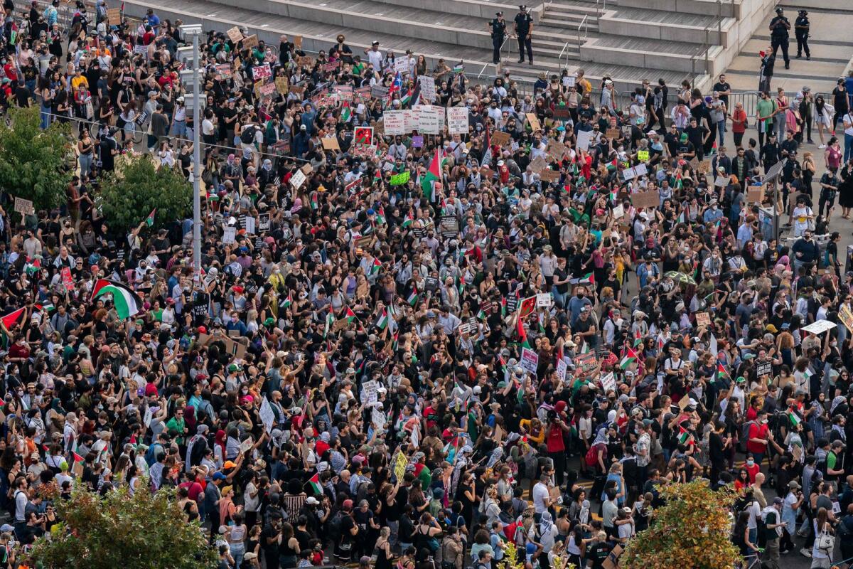 أشخاص يشاركون في احتجاج لدعم الشعب الفلسطيني في نيويورك في 28 أكتوبر 2023. الصورة: AFP