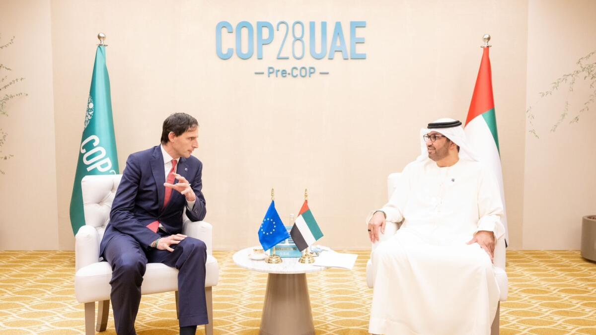 رئيس مؤتمر الأطراف COP28 الدكتور سلطان الجابر (يمين) مع ووبكي هوكسترا، مفوض الاتحاد الأوروبي للعمل المناخي.  — COP28 الإمارات العربية المتحدة/X