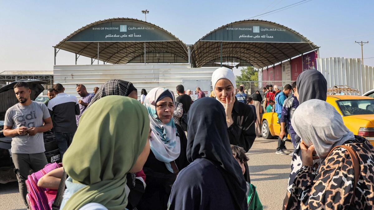 مسافرون ينتظرون عند معبر رفح الحدودي مع مصر في جنوب قطاع غزة في الأول من تشرين الثاني/نوفمبر. — وكالة فرانس برس