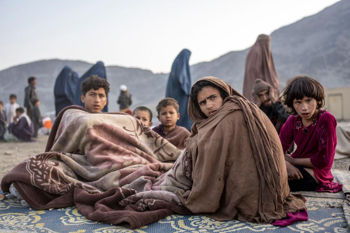 لاجئون أفغان يستقرون في مخيم بالقرب من حدود تورخام الباكستانية الأفغانية في تورخام، أفغانستان، السبت 4 نوفمبر 2023. — AP