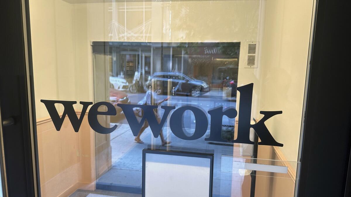 يتم عرض لافتة خاصة بـ WeWork في مكتبهم في حي مانهاتن في نيويورك.  - ملف أب)