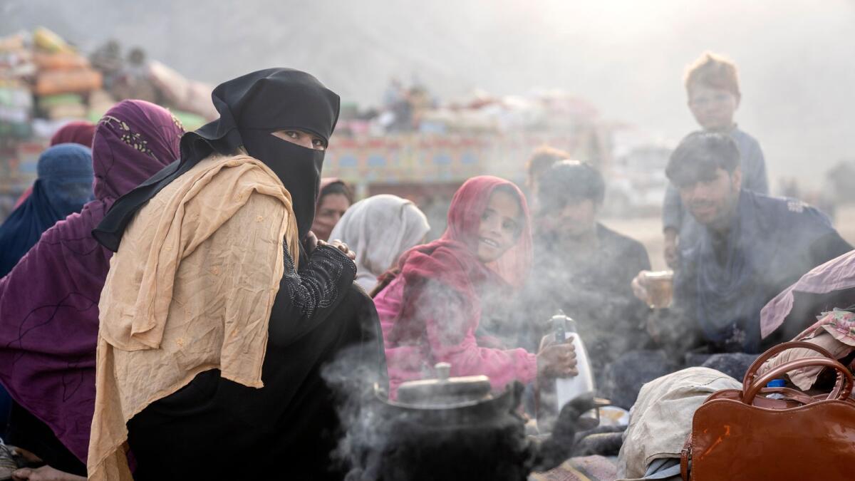 لاجئون أفغان يستقرون في مخيم بالقرب من حدود تورخام الباكستانية الأفغانية في تورخام، أفغانستان، يوم السبت 4 نوفمبر 2023. – AP