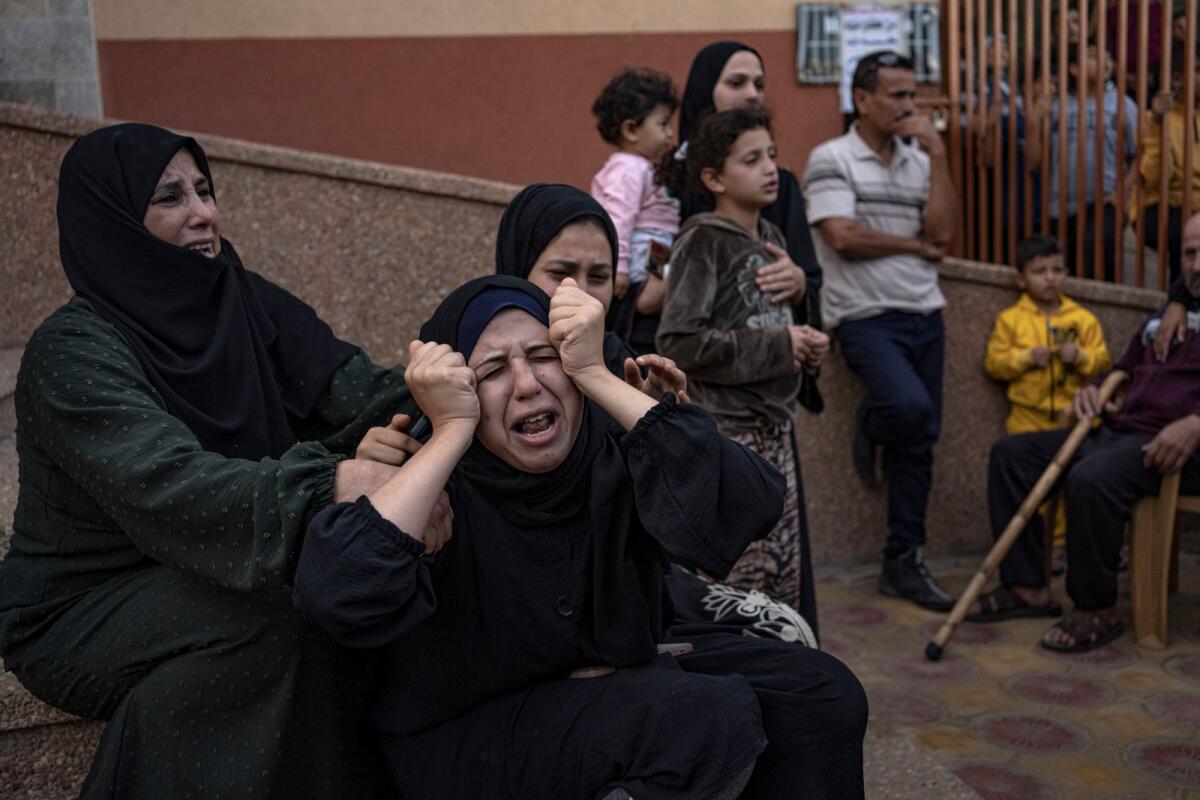 فلسطينيون ينعون أقاربهم الذين قتلوا في القصف الإسرائيلي لقطاع غزة، في مستشفى خان يونس، السبت 11 نوفمبر 2023. الصورة: AP