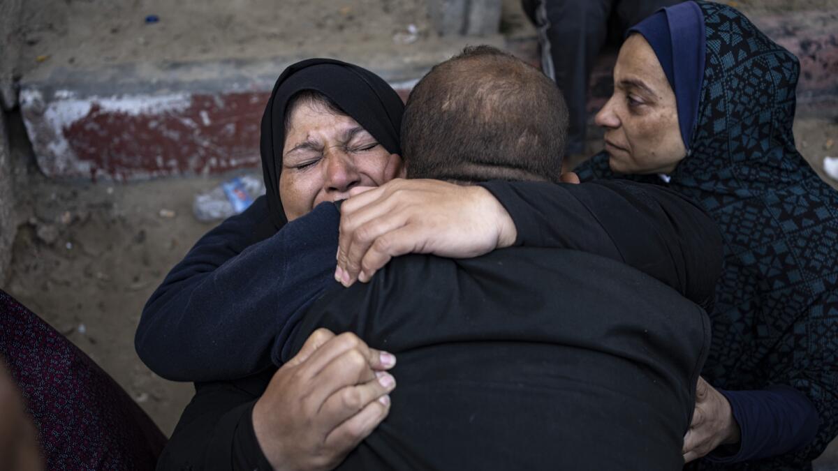 فلسطينيون ينعون أقاربهم الذين قتلوا في القصف الإسرائيلي على قطاع غزة، في مستشفى خان يونس.  - ا ف ب