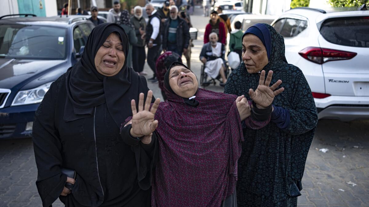 فلسطينيون ينعون أقاربهم الذين قتلوا في القصف الإسرائيلي على قطاع غزة، في مستشفى خان يونس.  - ا ف ب