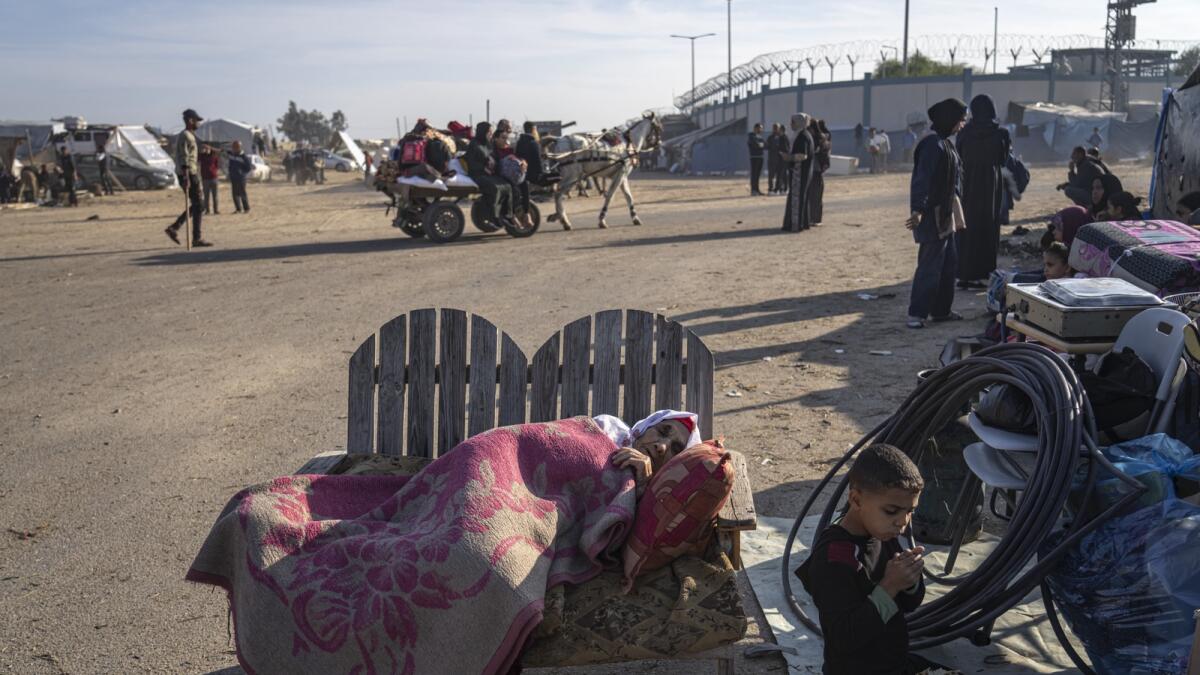 فلسطينيون نزحوا بسبب القصف الإسرائيلي على قطاع غزة يتجمعون في مخيم للخيام في رفح.  - ا ف ب