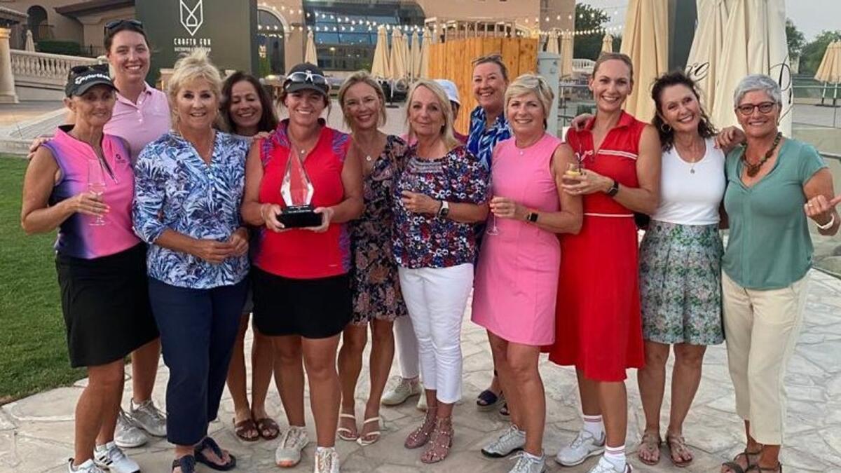 إيفلين وفريقها بعد فوزهم بالمباراة الأولى ضد فريق Lady Vice Captain's.  - الصورة مجاملة إيفلين داونهام